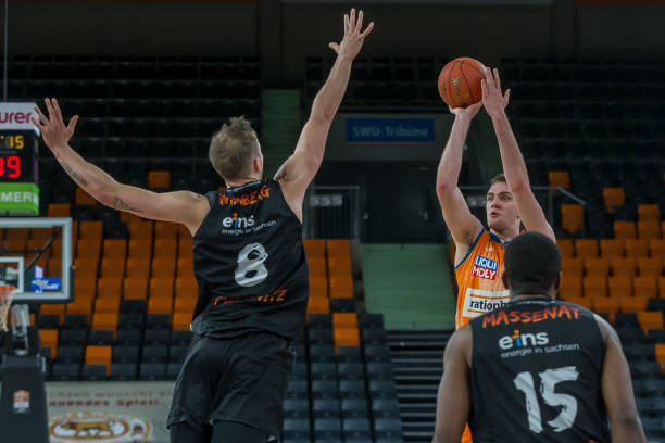 现出强悍防 现出强悍防